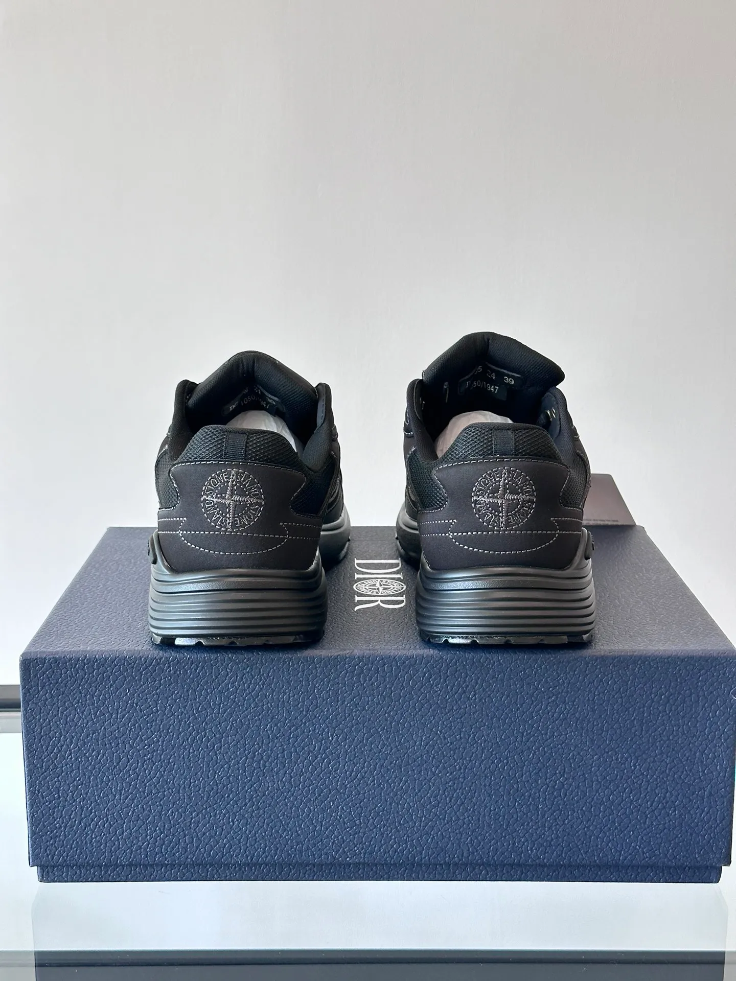p400《Dio*》Dior B30 series sports shoes, multi-color mesh fabric and multi-color technical fabrics, this season's new B30 low-top sports shoes are one of the flagship styles of the series. Crafted from multicolor mesh and technical fabrics, it's finished with a reflective "CD30" graphic and silver-toned "DIOR B30" and "CD30" logos on the heel and tongue. An extra-light, sculpted rubber sole with signature accents adds style, while internal stretch details create ideal comfort. It can be matched with various casual styles to show a fashionable and modern sports style. Size: 38-44 (45-46 customized)